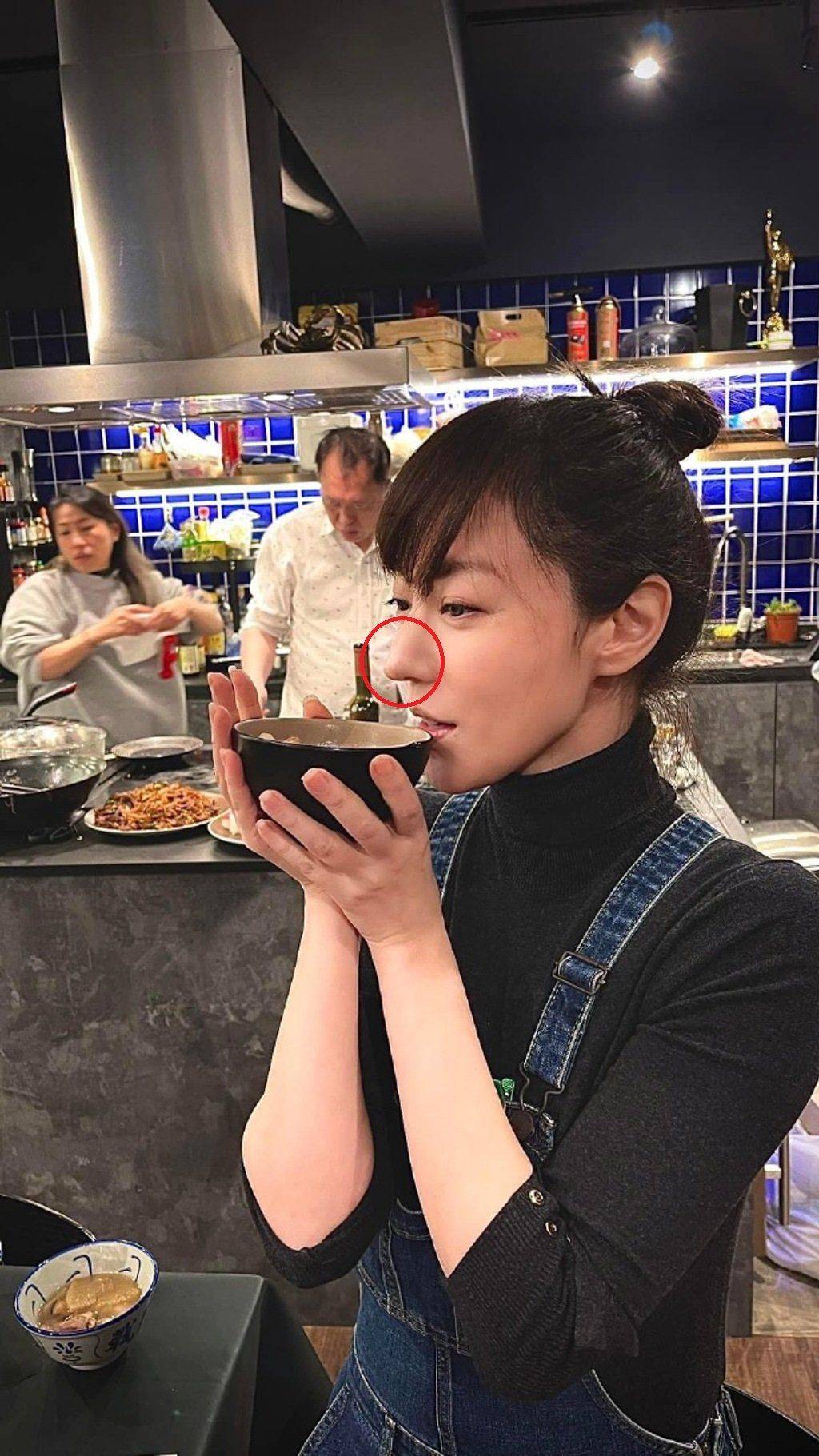 的美照,并写道"当有些人大汗淋漓的时候,你却在他们面前悠闲地喝汤