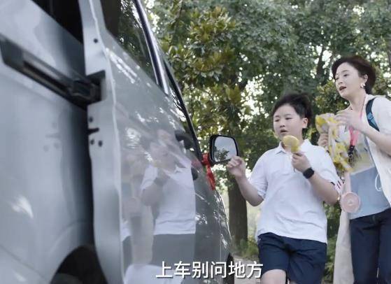 田雨岚带着孩子到处去上辅导班,老师声音很耳熟,不