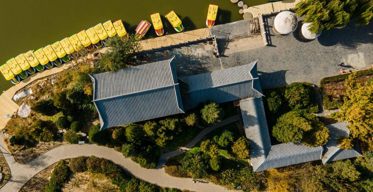 天津长虹生态园,航拍图酷似一颗"绿心"镶嵌在湖中央,还能划船_摄影