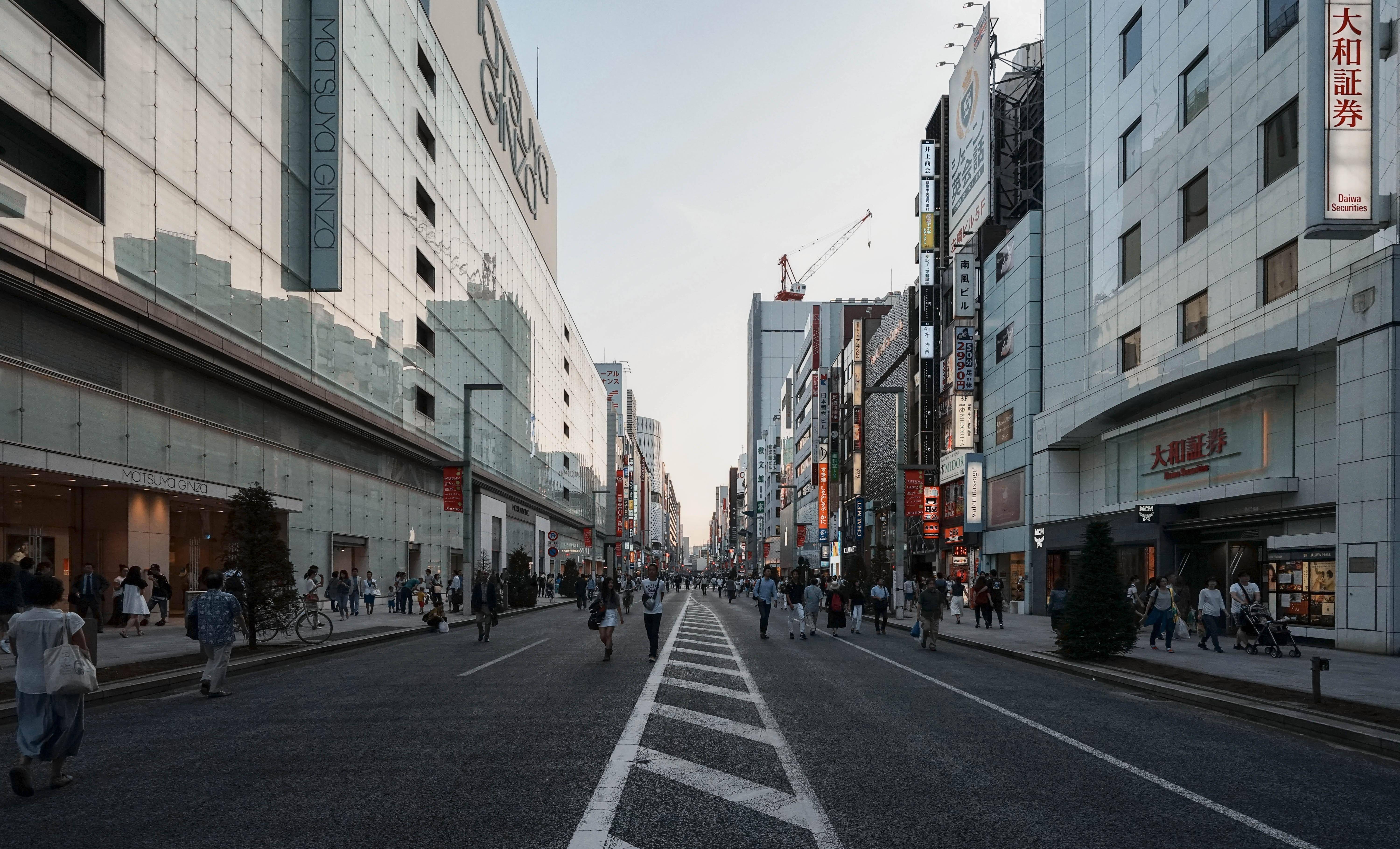 实拍日本东京银座,既热闹而又整洁,不愧是亚洲第一商业街