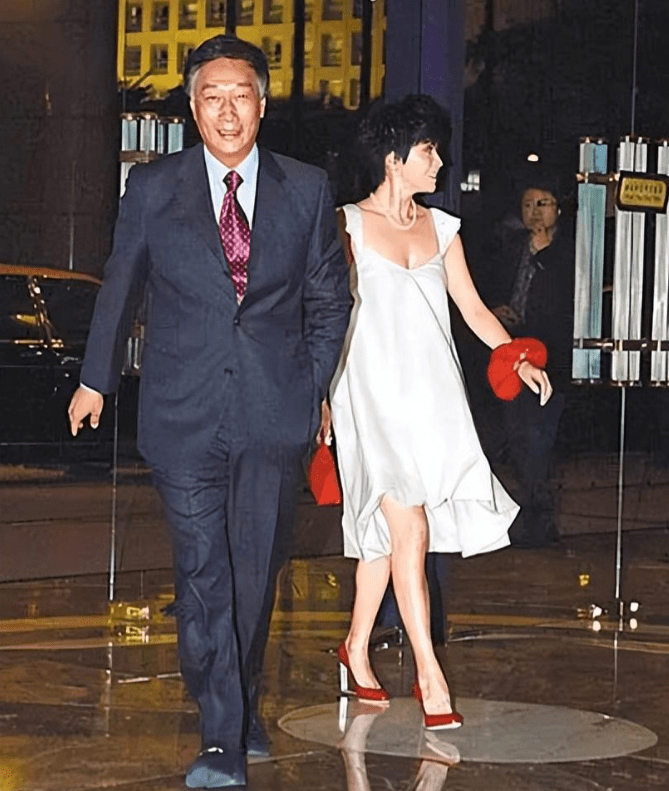 富士康老总前妻林淑如,借钱帮丈夫创业,成为首富夫人1天后去世_郭台铭