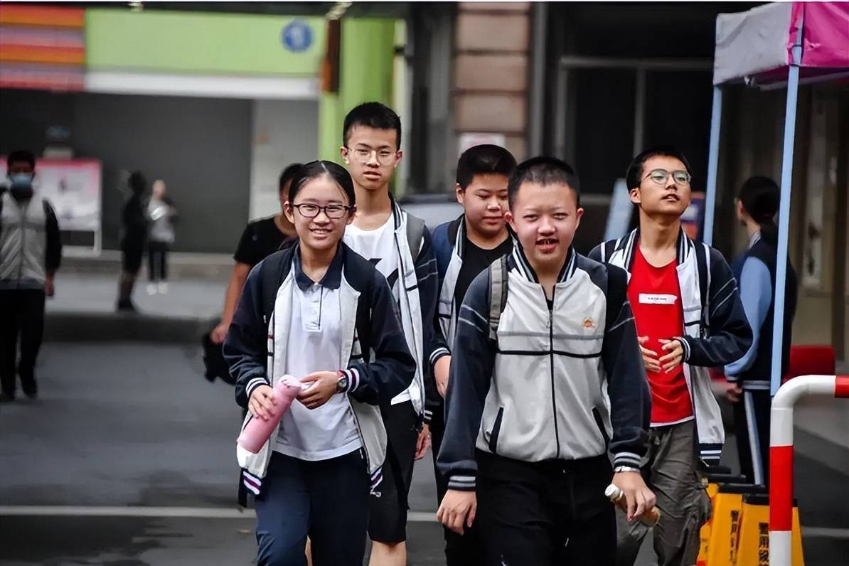 原创多地中小学不再组织或延期期末考试，杭州一中学取消网课，好随意