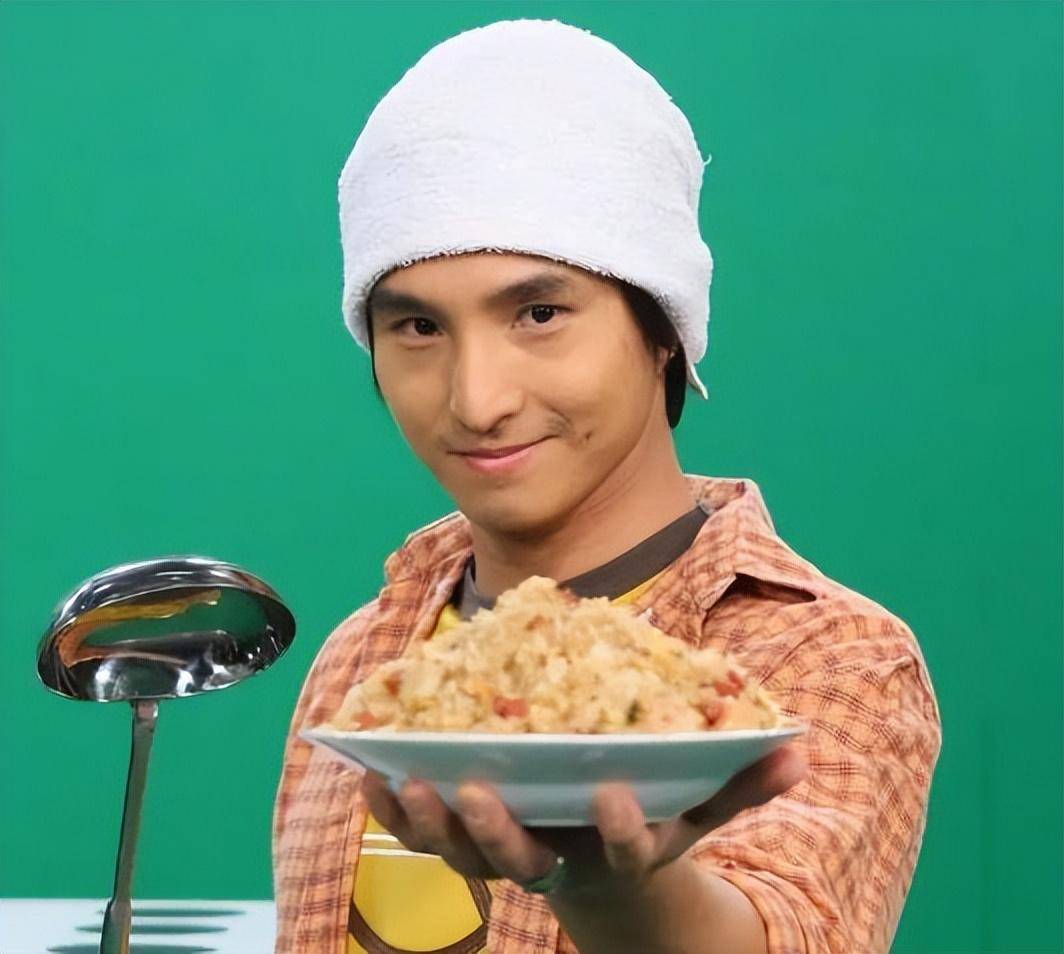 王少伟作为演员和歌手,发售过很多歌曲,在《王子变青蛙》,《爱情魔发