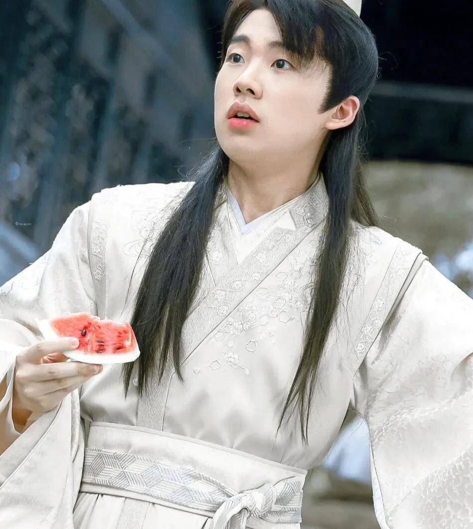 郭麒麟和张天爱绅士手玩游戏,撞到服务员后暴露人品_秦海璐_嘉宾_举动