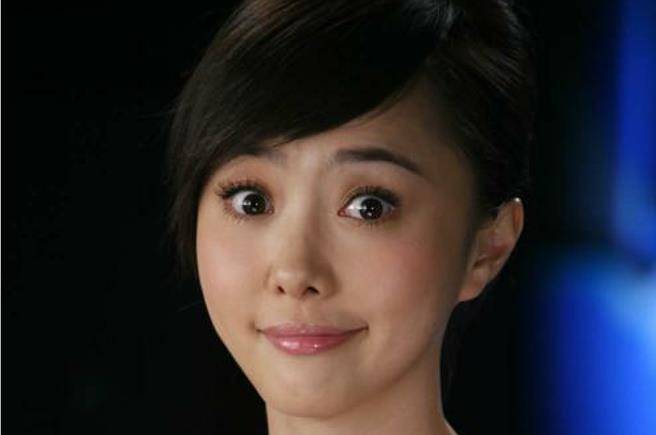 刘园园长得很漂亮,一双大眼睛,带着甜甜的笑容.