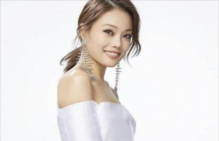 在和容祖儿和郑希怡一起吃饭的瑟吉欧洁癖,指着桌子上的一盘春卷说,谁