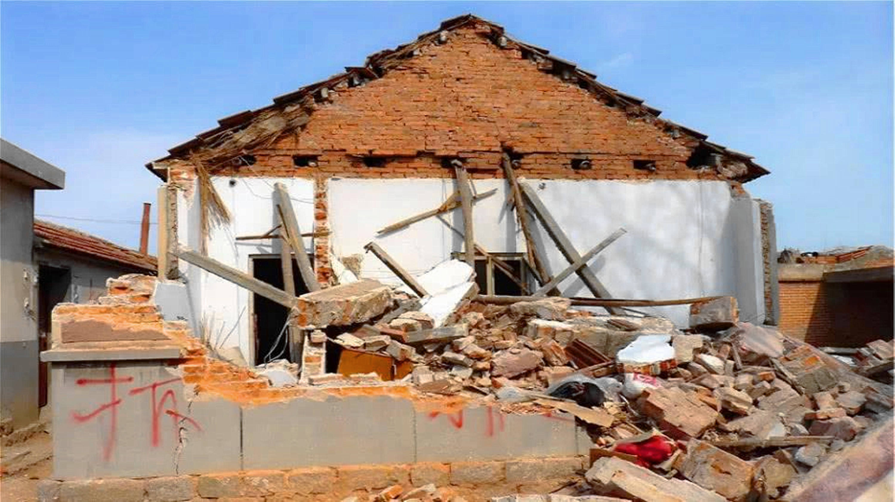 房子拆了一年多,连一套房都不给,只补偿7万元,怎么办?_管法_社区_河洛