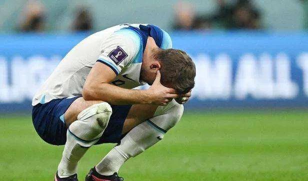 卡塔尔世界杯输掉关键比赛,多位球星泪流满面,仰天长