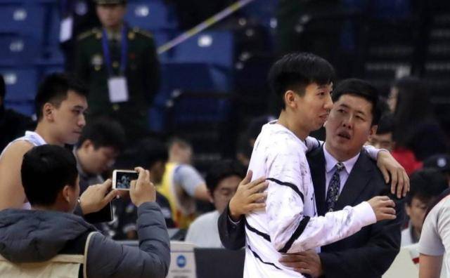 他却遭遇了可怕的伤病,在客场与辽宁男篮的比赛中,丁皓然与贺天举对位