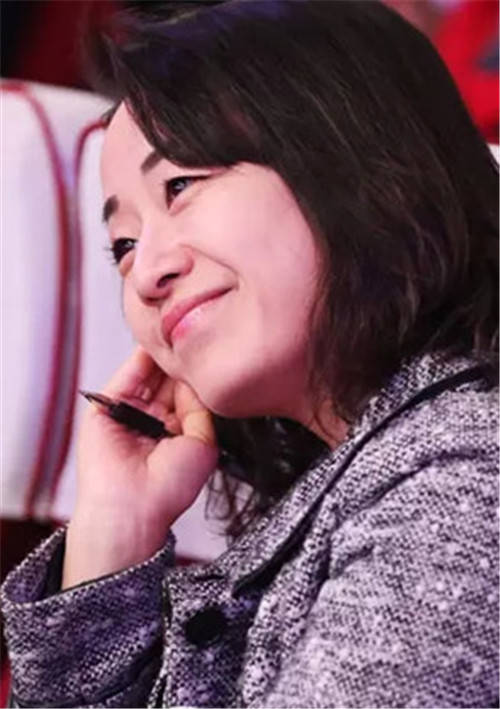 "冷美人"翻译官,小学毕业才认全26个字母,两会上精准翻译成语_钱歆艺