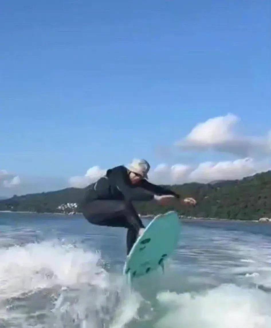 周星驰尾波冲浪,60岁依然挑战新鲜事物!