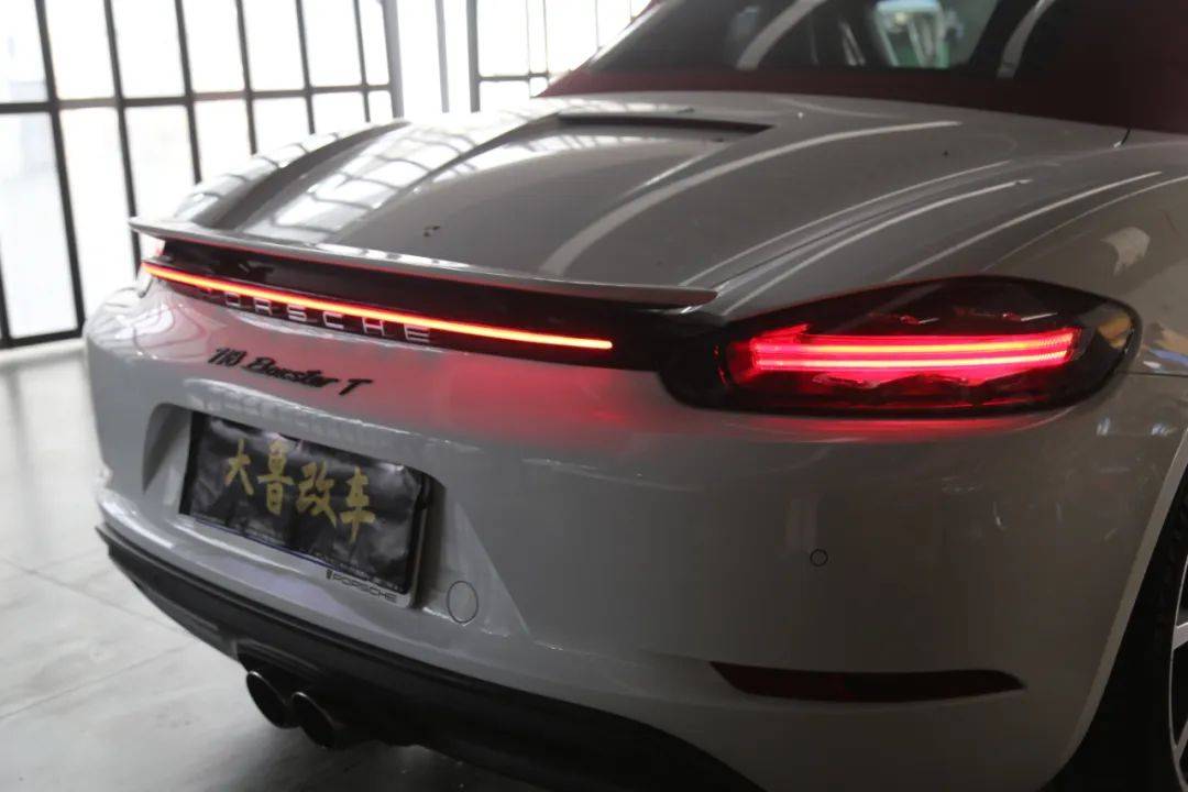 保时捷718升级贯穿尾灯 保时捷家族经典