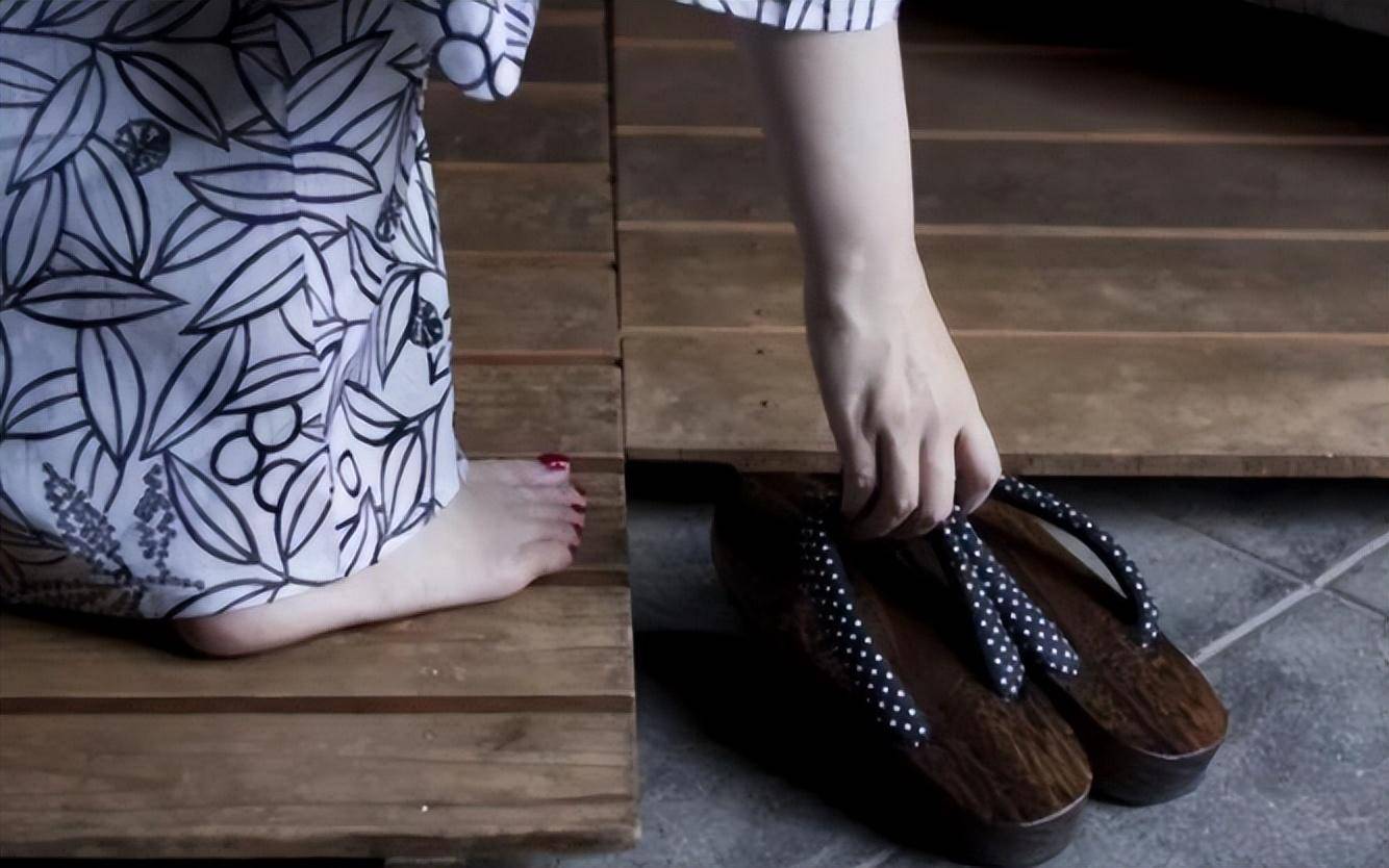 在日本进屋要脱鞋,网友:要是有脚臭怎么办?