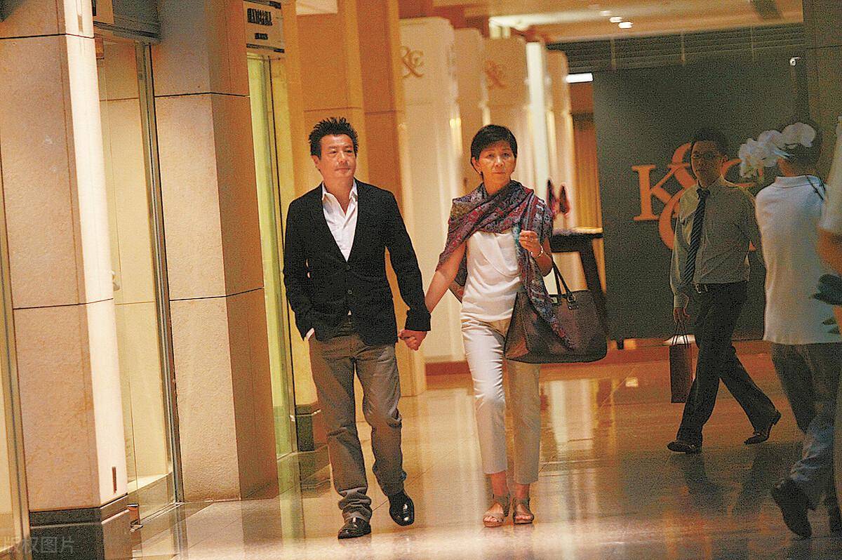 香港演员石修儿媳林佑蔚怀孕半年晒时尚照,时尚妖娆,明艳照人_陈宇琛