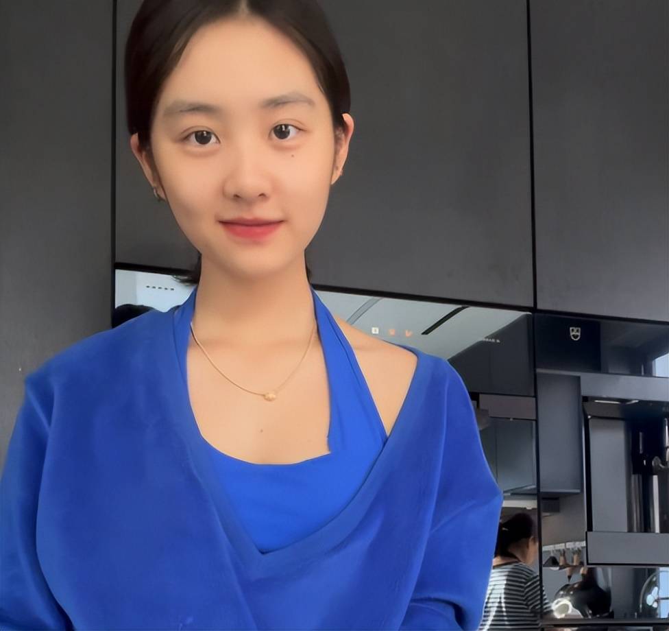 黄多多从妆容精致,再到穿衣打扮也过度早熟,每一个