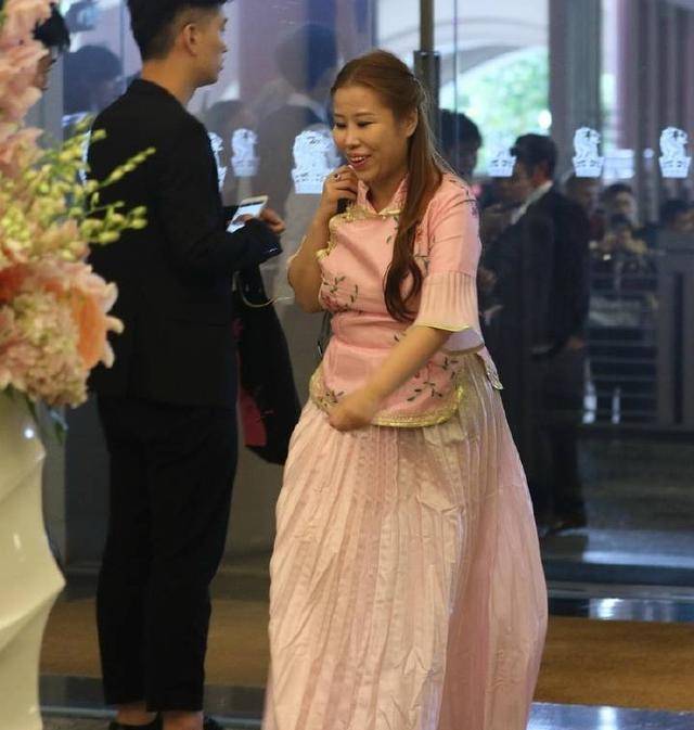 baby的伴娘服,任家萱的伴娘服,都不如她的伴娘服_张靓颖_婚礼_selina