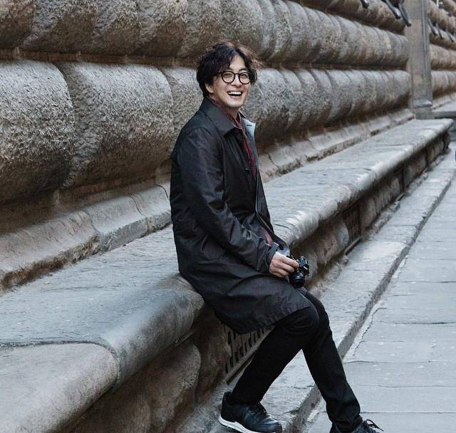 红利多,49岁裴勇俊球场闲庭信步,老婆独享温柔_李思江_绍熙_朴秀真