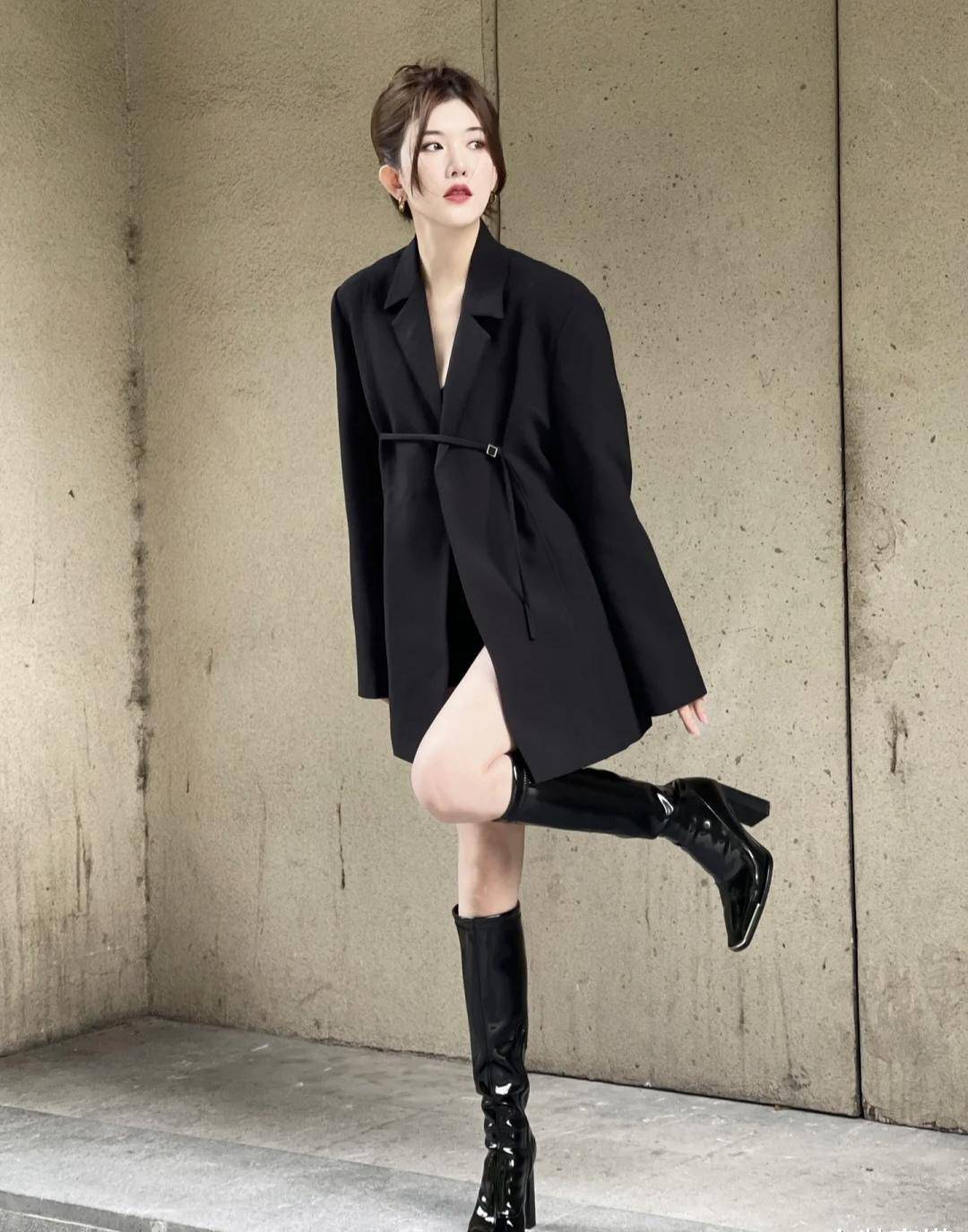 微胖的张靓颖一身"黑西装 长靴"气场十足,昂首走路带风_黑色_look