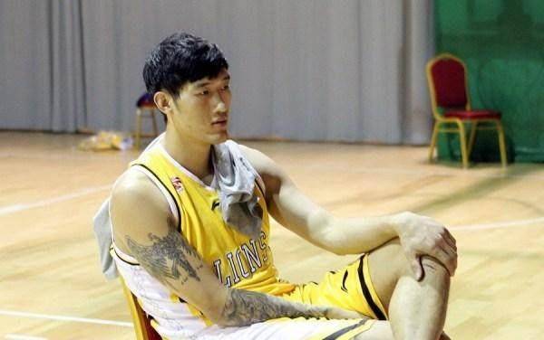 看看朱芳雨是怎么做的!_比赛_时候_球迷