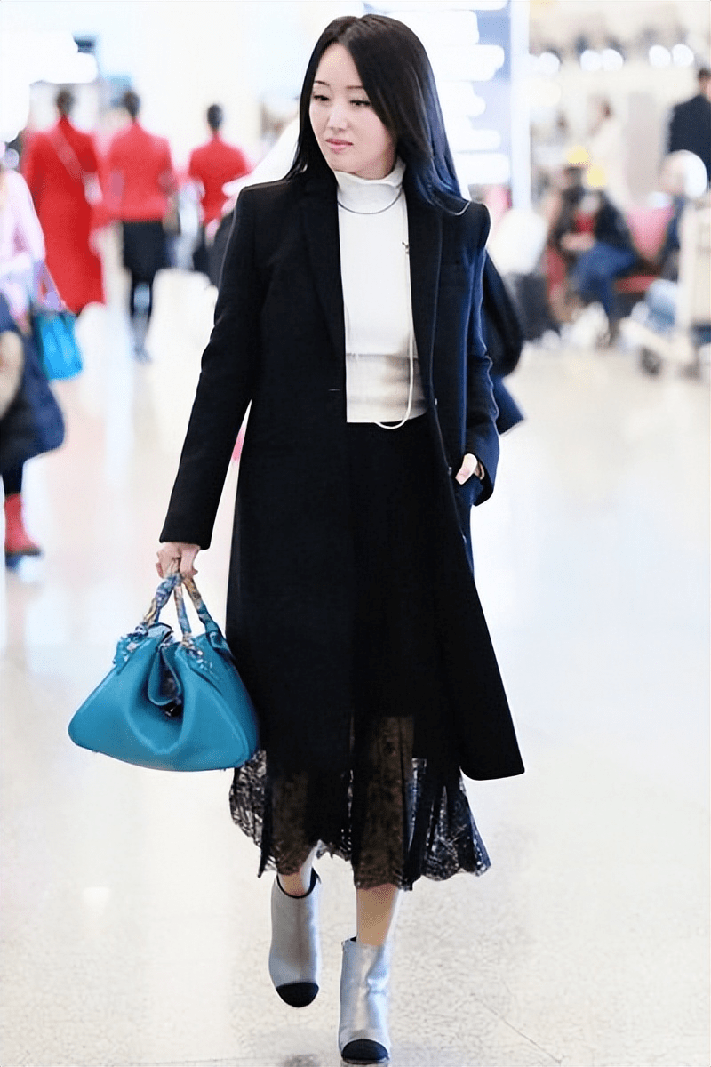 杨钰莹走机场故作年轻,51岁素颜依然漂亮,但眼纹很深衰老也真!