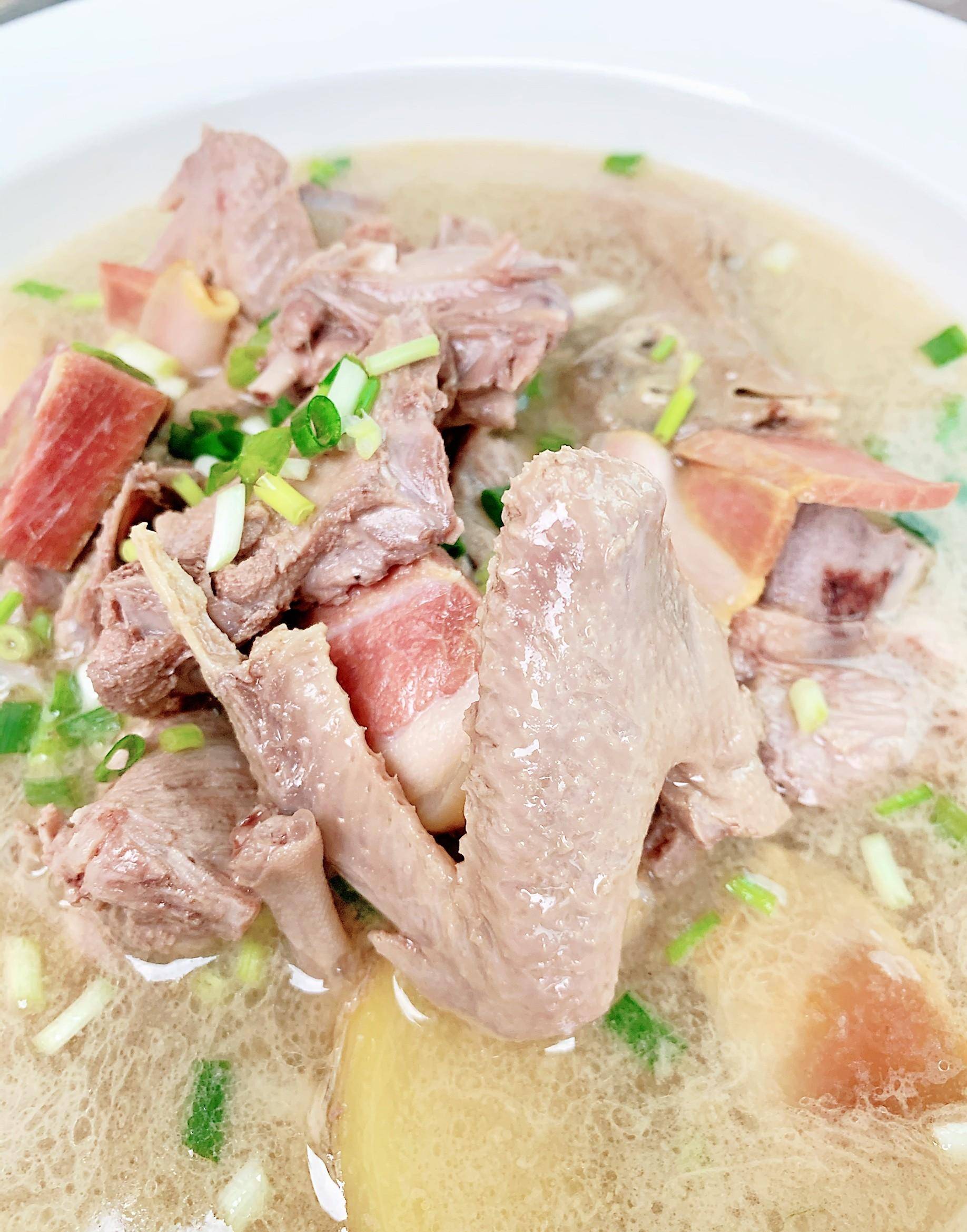 鸽子火腿炖排骨,肉质酥烂入味,汤汁奶白鲜香,黄梅天里要补元气_小火
