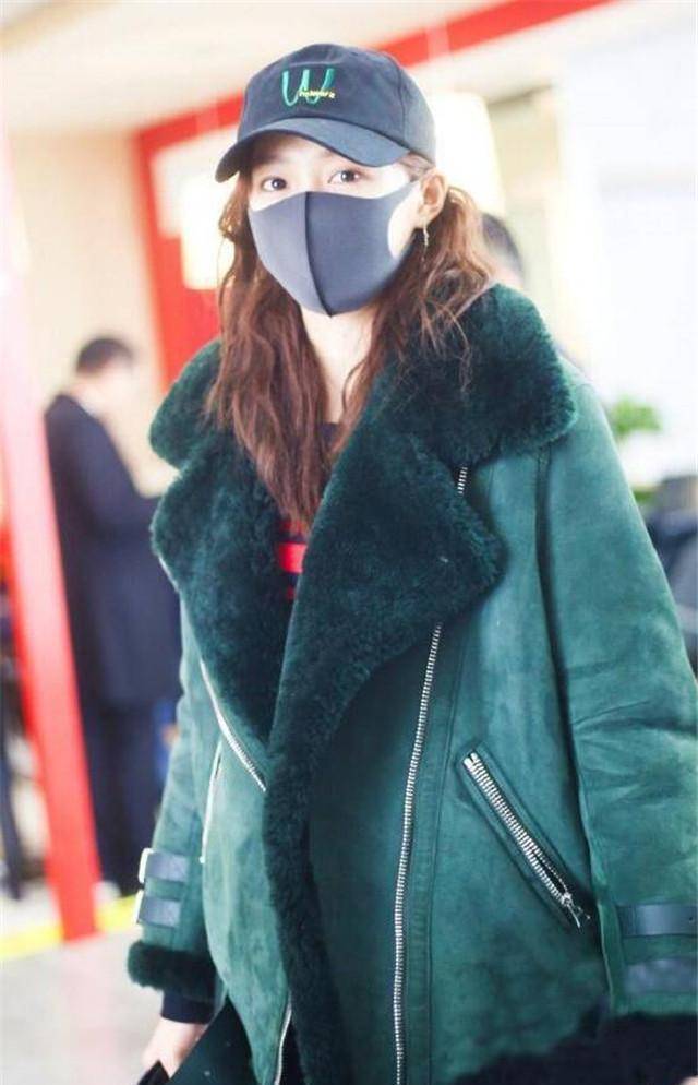 关晓彤军大衣裹羽绒服,这姐妹是有多怕冷?_黑色_选择了_时尚