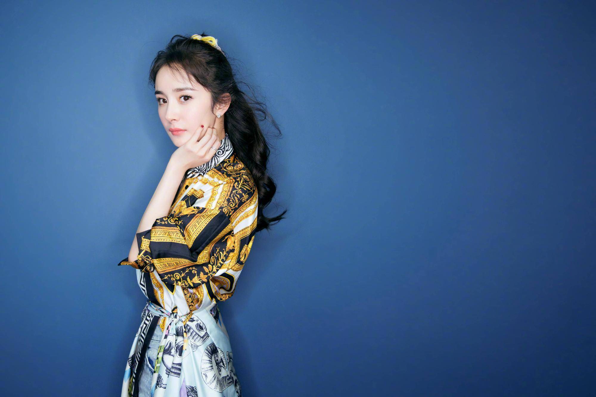 杨幂12个拍照姿势,简单好模仿,拍照时尚又好看_镜头_自然_角度