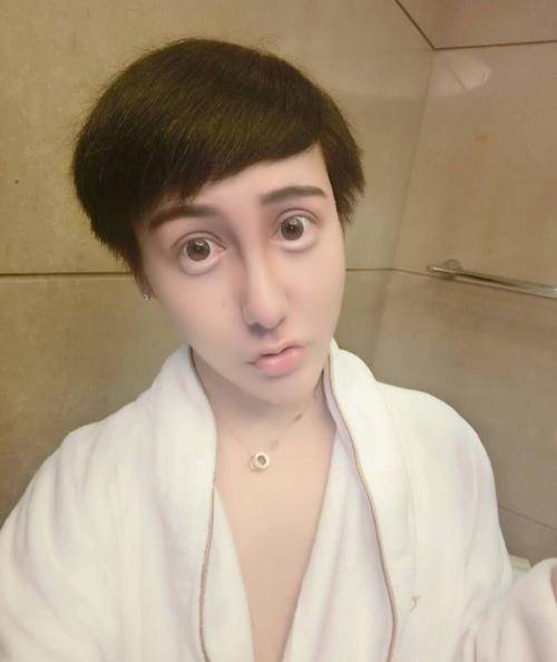 不过,尽管刘梓晨将自己夸得天上有,地上无,但还是难逃翻车.