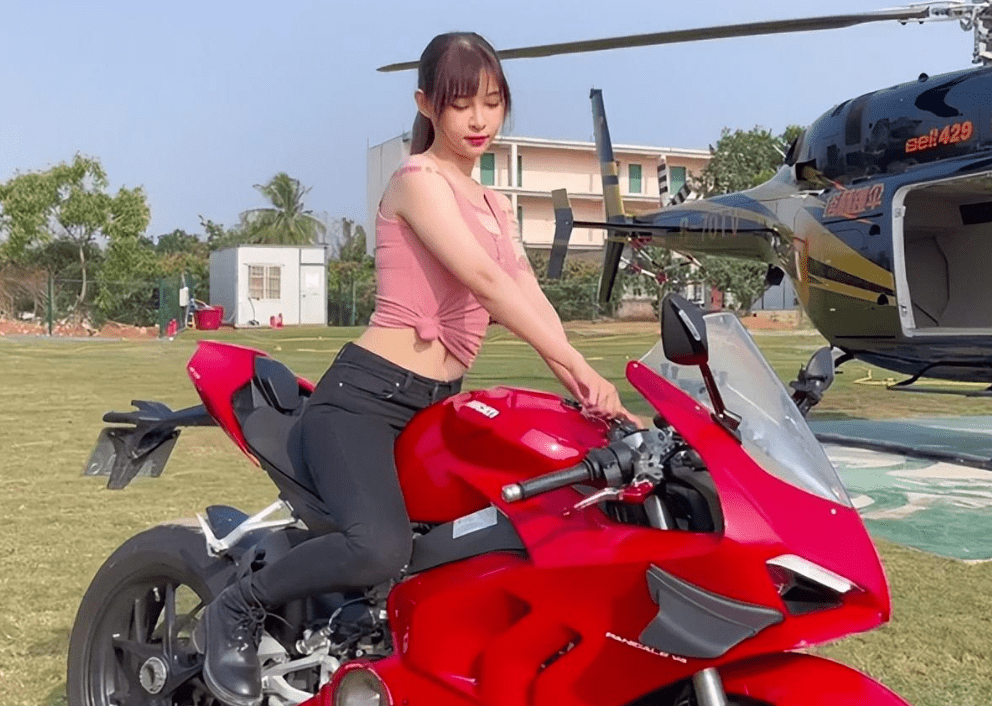 痞幼曾经在她的视频中自爆过自己的经历她3岁就被