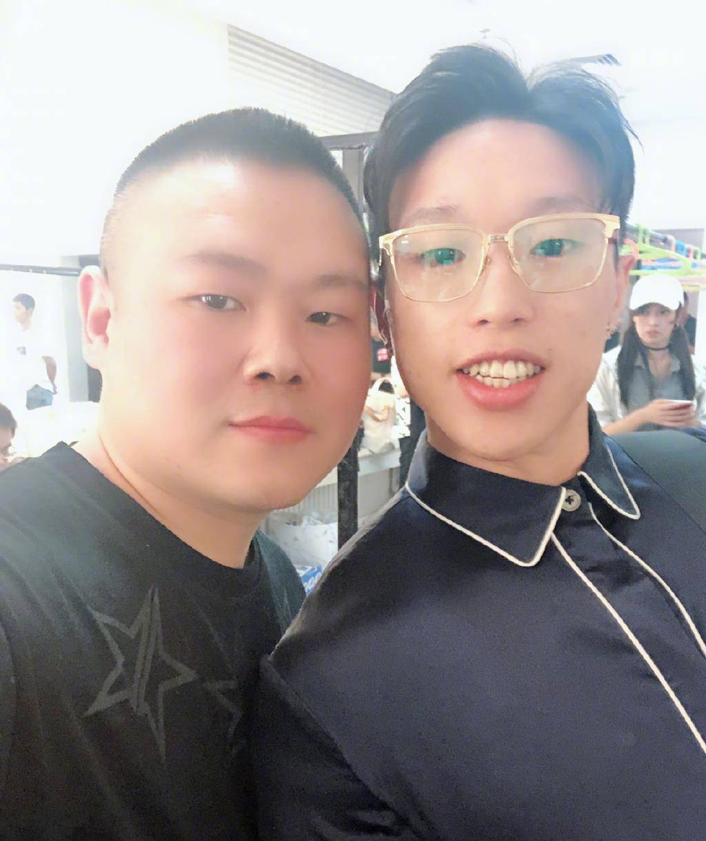 岳云鹏夸梁博唱的好听,梁博的回答绝了,网友:像的人都惺惺相惜