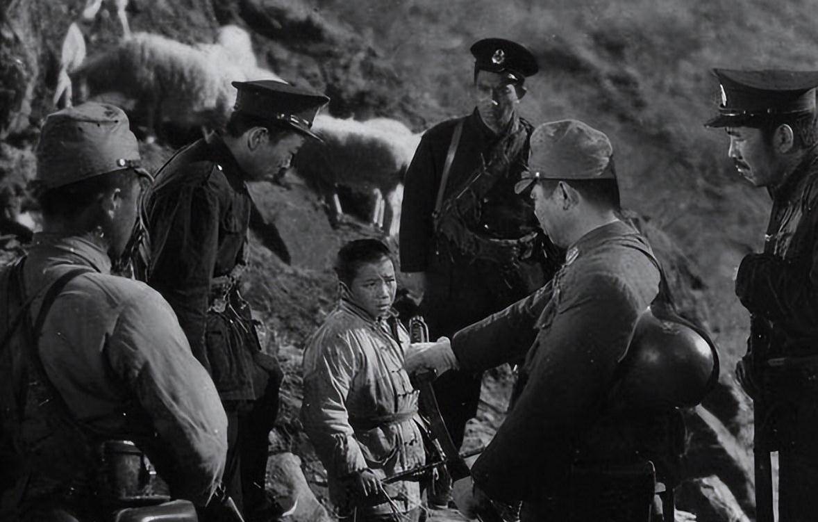 我军也涌现出了无数妇女儿童英雄,例如王小二,李爱民等人都是不畏牺牲