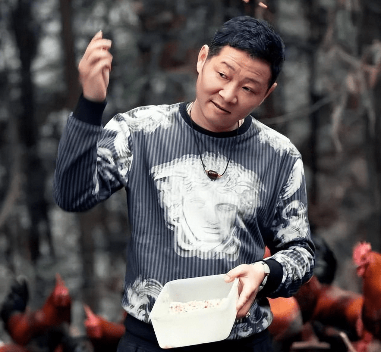 因为没有养殖经验,买来的鸡苗大部分全部都夭折了,这样的结果让赵亮愁