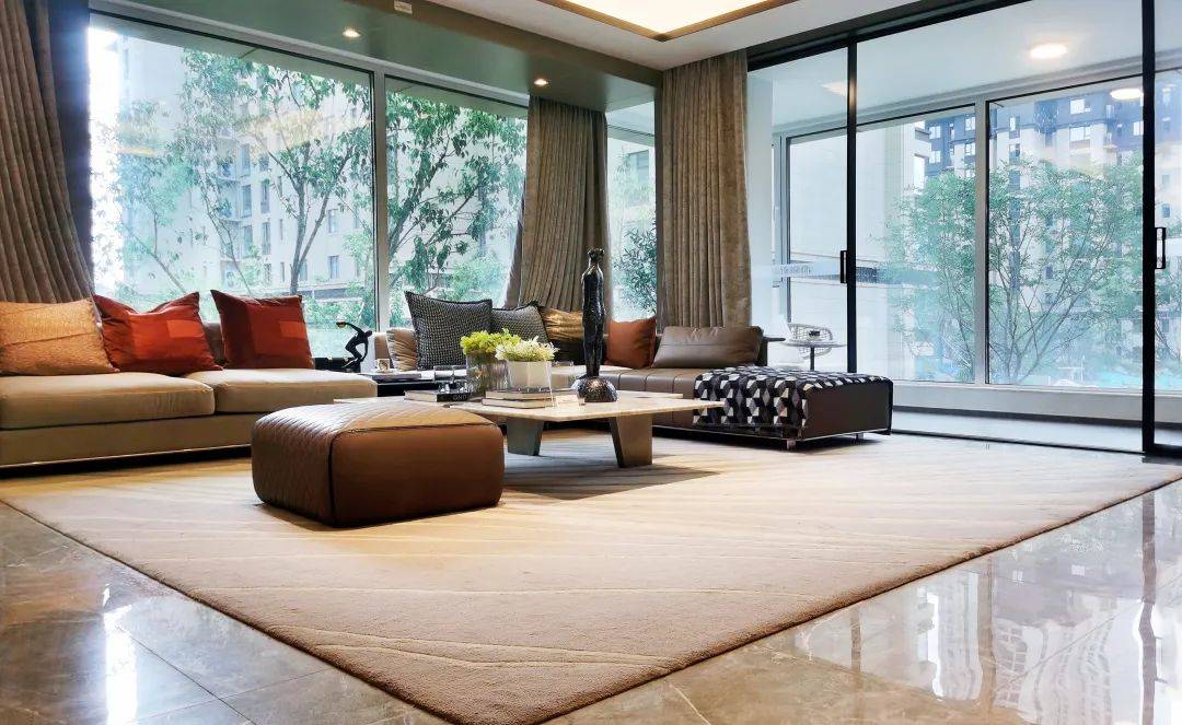 济高·珑悦府实拍建面约180㎡四室两厅两卫,客厅拥有270度环幕超宽