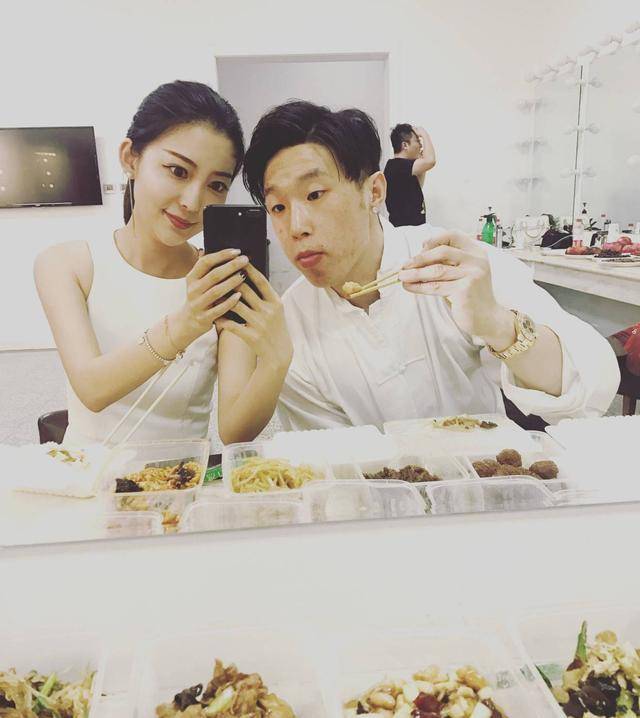 烧饼被美女"关注",饼嫂发文宣示主权,成名了也不能瞎嘚瑟_网友_事情