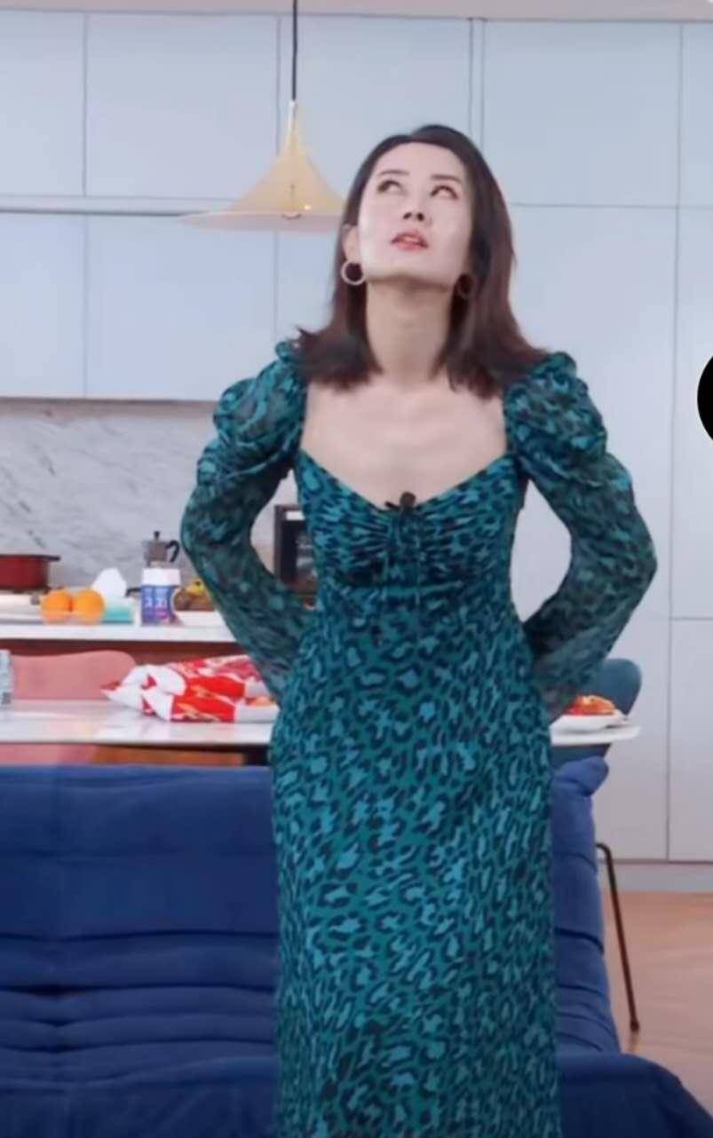 刘敏涛出镜女团舞蹈教学,逗趣解读舞蹈动作,将做作进行到底_表演_表情