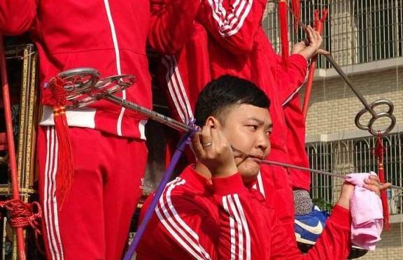 湛江的年例游神,有的人嘴上穿几支令箭还不会流血,是怎么回事?