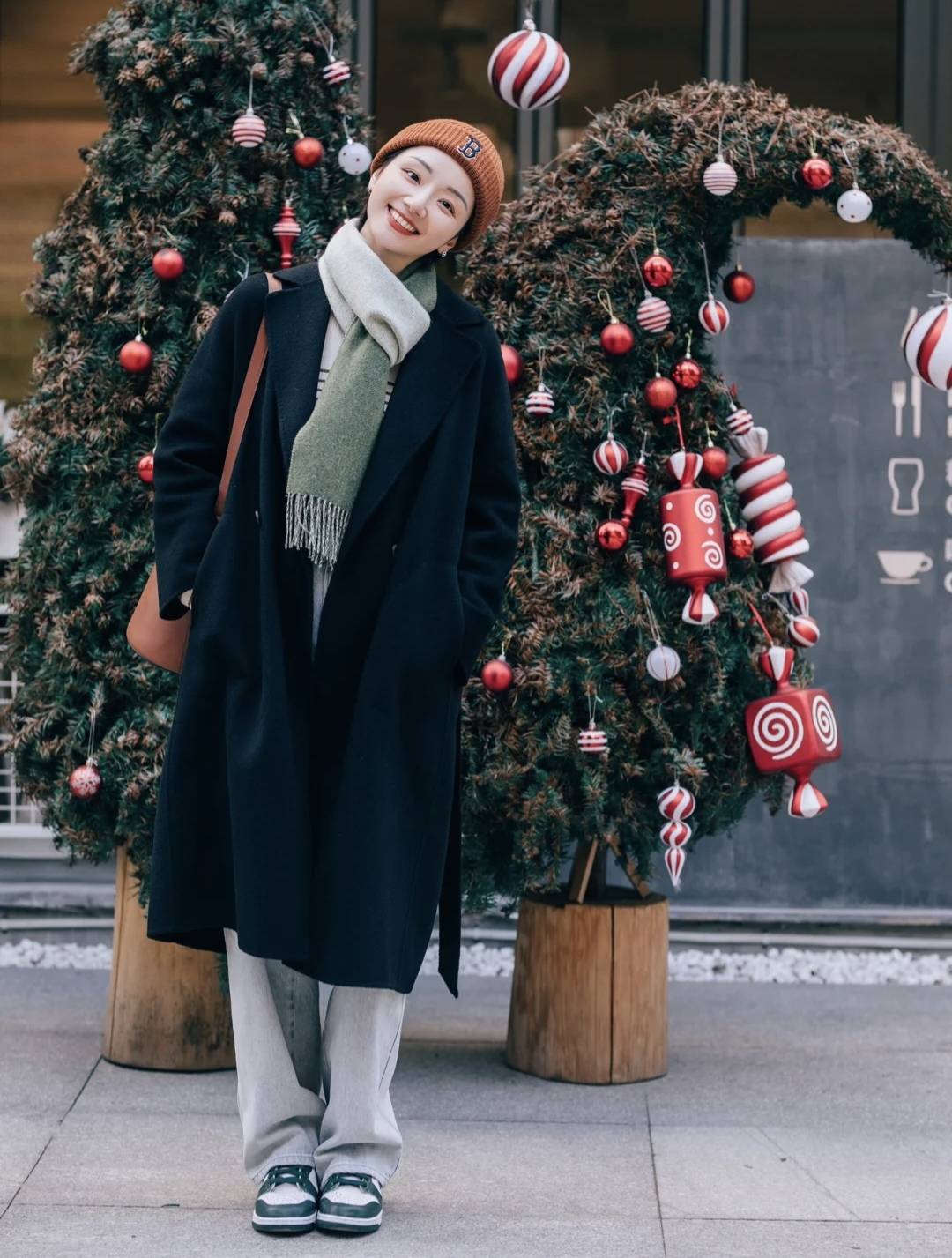 韩国演员文佳煐火了,穿"黑大衣 牛仔裤"美出高级感,气质出众_黑色