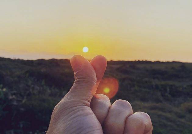 照片中,吴奇隆对着远处的太阳比心,向刘诗诗隔空示爱,很是浪漫!