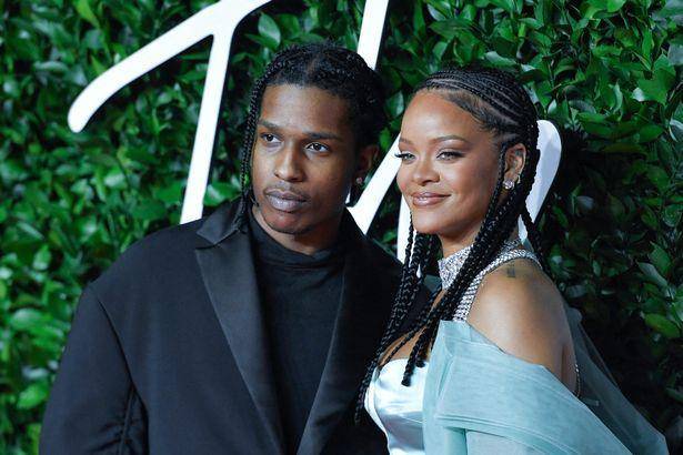 在国外发展的巴巴多斯籍女歌手罗比恩·蕾哈娜·芬缇(robyn rihanna