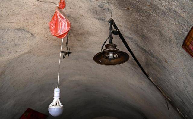 其中一个带有管子,呈黑黄色的是沼气灯