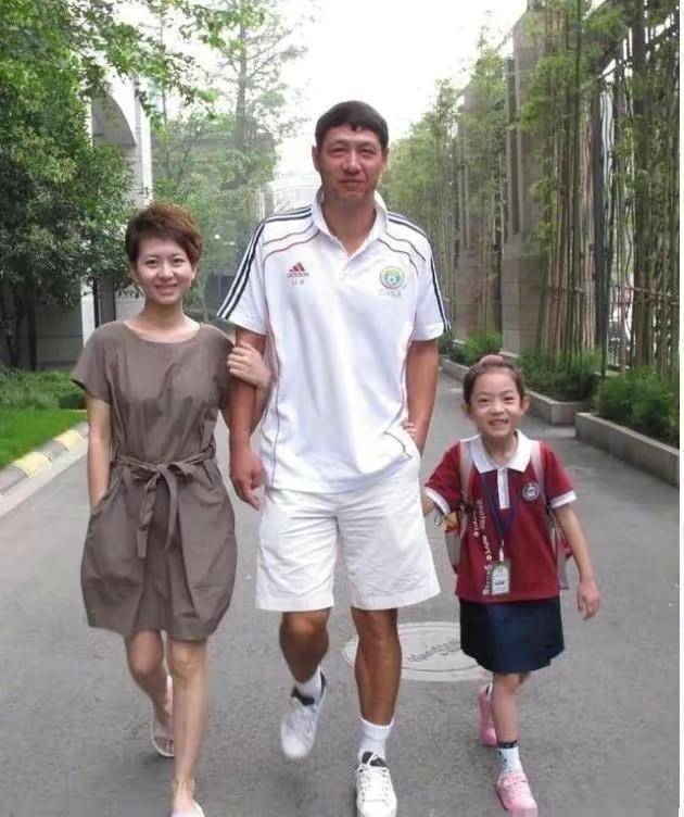 他们结婚的时候,甘平的妈妈对李冰说,我女儿这些年只为事业努力,不太