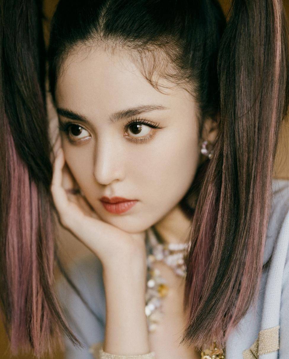 娜扎甜酷挑染双马尾写真,又甜又酷,女团感满满