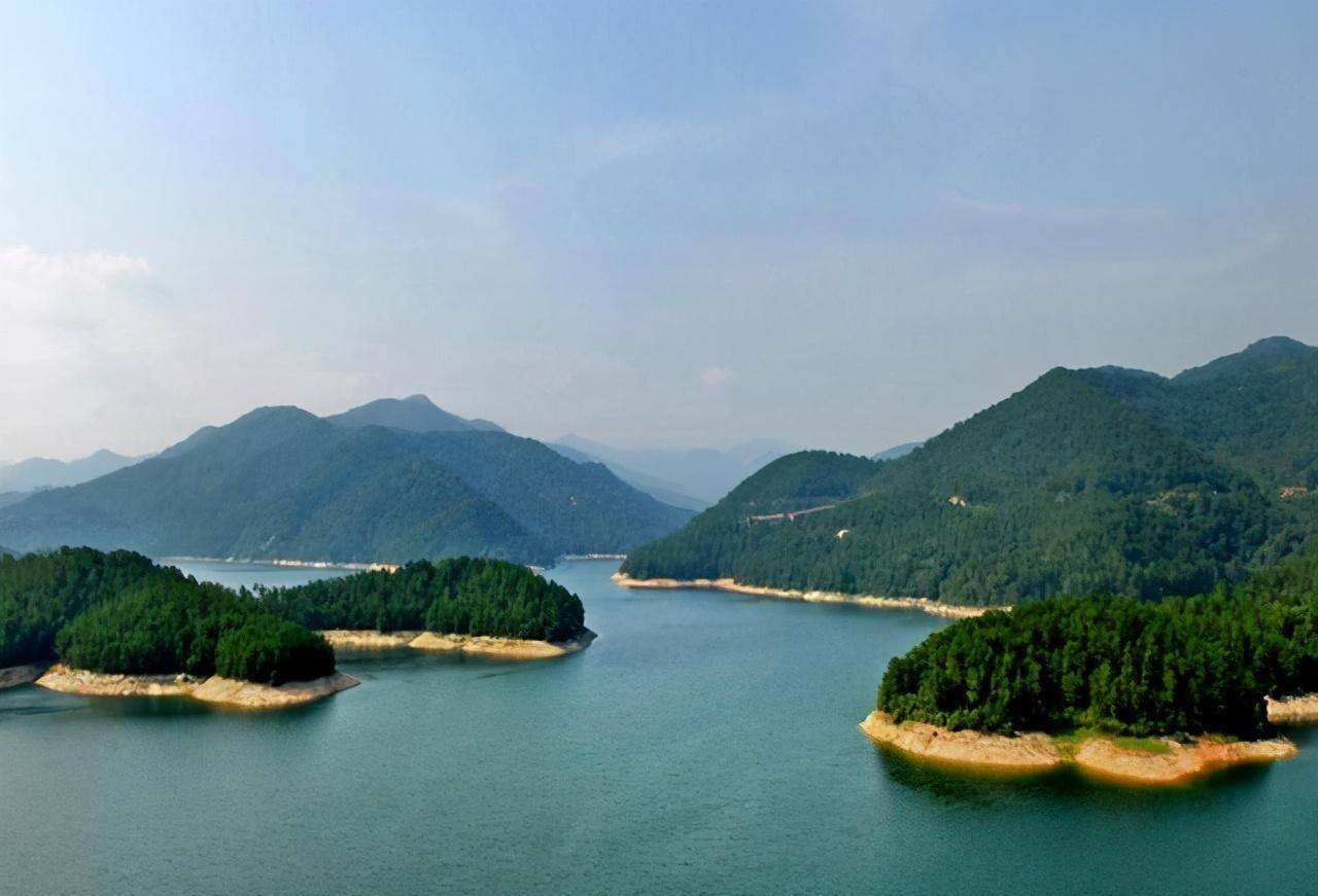 河南有个香山湖风景区,此地风光秀美,山水相接,有着大自然的魅力.