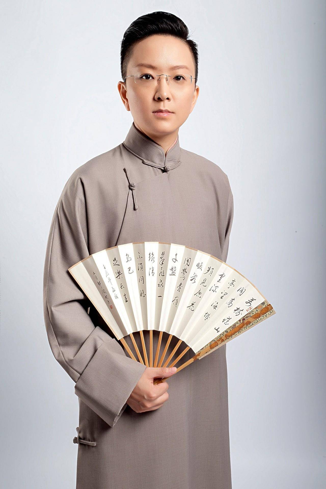 其实郭德纲是正统麒派京剧的传人,他师从赵麟童.