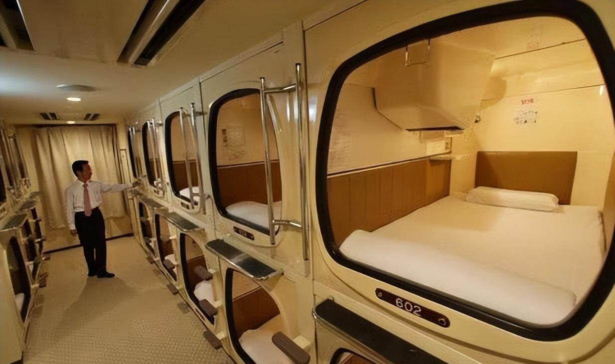 中国首列"全卧铺"火车,727公里中途不停歇,体验过的人都说好_列车