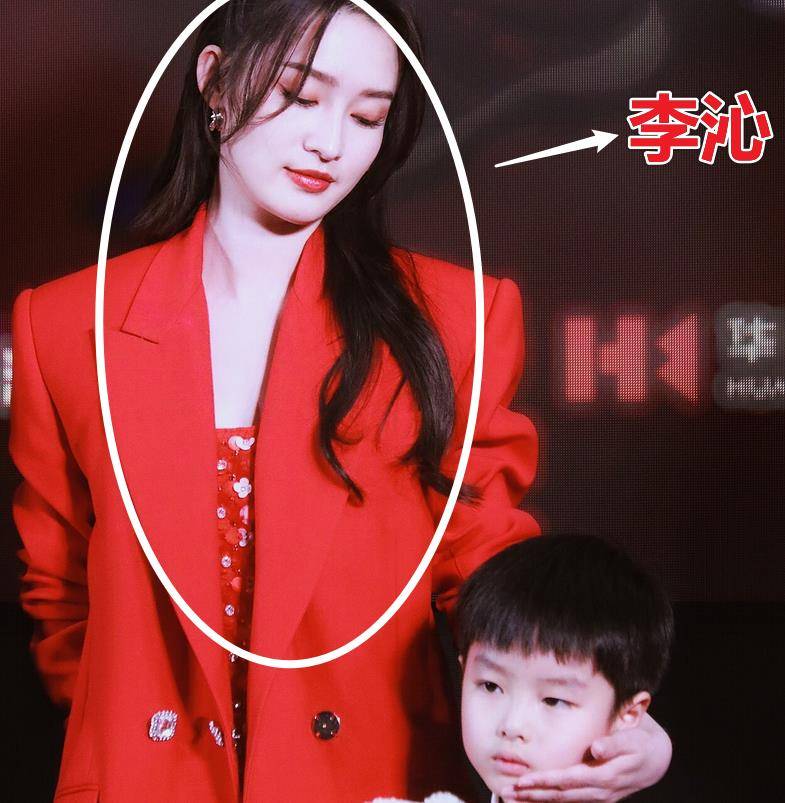 《温暖的抱抱》首映,没开美颜镜头下的李沁,这状态确定没搞错?