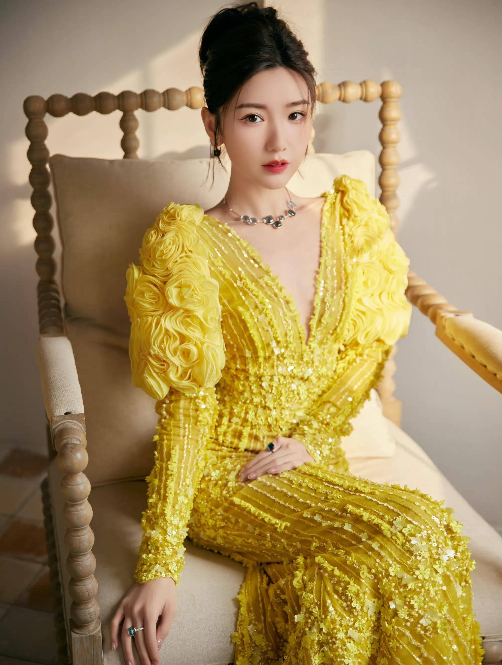 毛晓彤深v露背裙太惊艳 孙千透视装性感 于文文身材火辣_关晓彤_造型