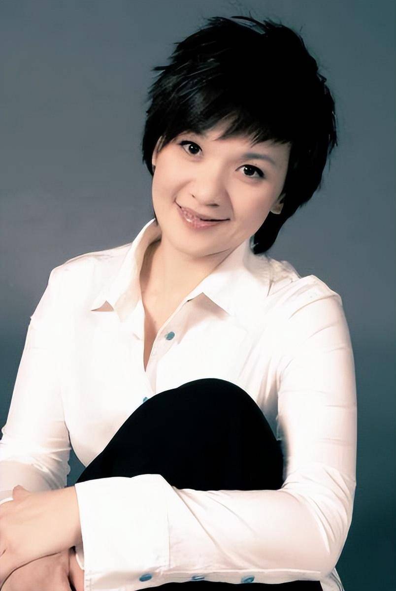 《超级女声》评委柯以敏,因毒舌惹众怒,如今过得如何了?