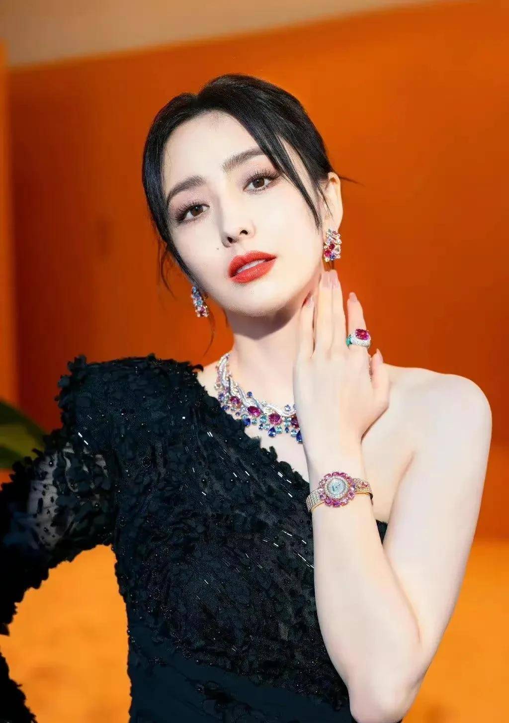 性感迷人的佟丽娅赢麻了,气质清雅,楚楚动人