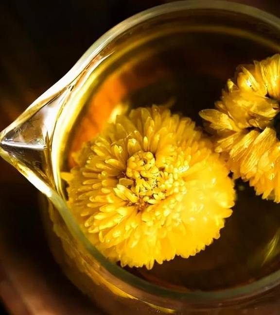 云台冰菊茶冲泡开来之后是菊花的清香和黄湛的茶水,喝上一口,清爽甘甜